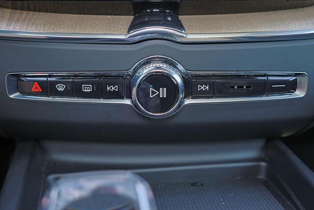 Volvo XC60 T6 Recharge AWD Plus Dark - Panorama/schuifdak - IntelliSafe Assist & Surround - 360º Camera - Harman/Kardon audio - Verwarmde voorstoelen, stuur & achterbank - Parkeersensoren voor & achter - Elektr. bedienb. voorstoelen met geheugen - Head up display - 
