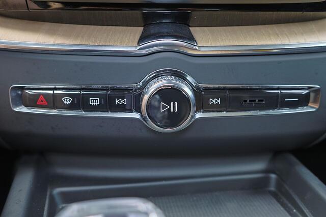Volvo XC60 T6 Recharge AWD Plus Dark - Panorama/schuifdak - IntelliSafe Assist & Surround - 360º Camera - Harman/Kardon audio - Verwarmde voorstoelen, stuur & achterbank - Parkeersensoren voor & achter - Elektr. bedienb. voorstoelen met geheugen - Head up display - 