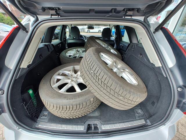 Volvo XC60 2.0 T6 PLUG-IN HYBRID AWD CORE BRIGHT Open dak | Google Maps | Keyless