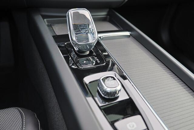 Volvo XC60 T6 Recharge AWD Plus Black Edition - Panorama/schuifdak - IntelliSafe Assist & Surround - 360º Camera - Harman/Kardon audio - Verwarmde voorstoelen, stuur & achterbank - Parkeersensoren voor & achter - Elektr. bedienb. voorstoelen met geheugen - Head up d