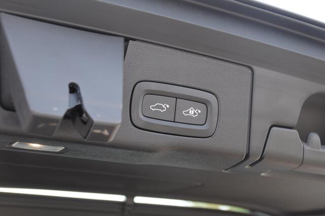 Volvo XC60 T6 350PK Automaat Plus Dark 360 camera / elektrisch bedienbare voorstoelen / Memory seats / stoelverwarming voor en achter/ stuurverwarming / BLIS