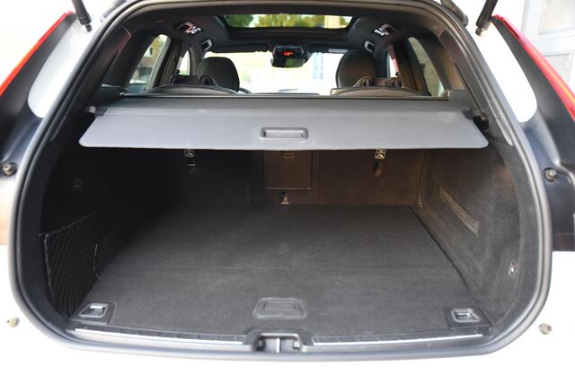 Volvo XC60 2.0 T8 Twin Engine AWD R-Design PANO TREKHAAK HUD