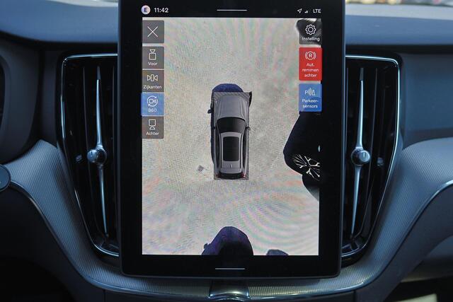 Volvo XC60 T6 Recharge AWD Plus Black Edition - Panorama/schuifdak - IntelliSafe Assist & Surround - 360º Camera - Harman Kardon audio - Adaptieve LED koplampen - Verwarmde voorstoelen, stuur & achterbank - Parkeersensoren voor & achter - Elektr. bedienb. voorstoele