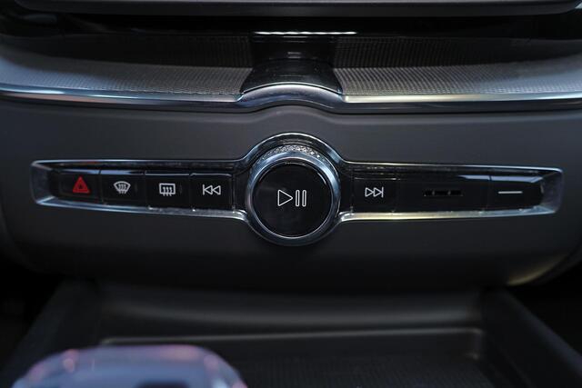 Volvo XC60 T6 Recharge AWD Plus Black Edition - Panorama/schuifdak - IntelliSafe Assist & Surround - 360º Camera - Harman Kardon audio - Adaptieve LED koplampen - Verwarmde voorstoelen, stuur & achterbank - Parkeersensoren voor & achter - Elektr. bedienb. voorstoele