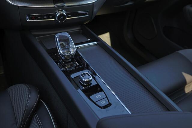 Volvo XC60 T6 Recharge AWD Plus Black Edition - Panorama/schuifdak - IntelliSafe Assist & Surround - 360º Camera - Harman Kardon audio - Adaptieve LED koplampen - Verwarmde voorstoelen, stuur & achterbank - Parkeersensoren voor & achter - Elektr. bedienb. voorstoele