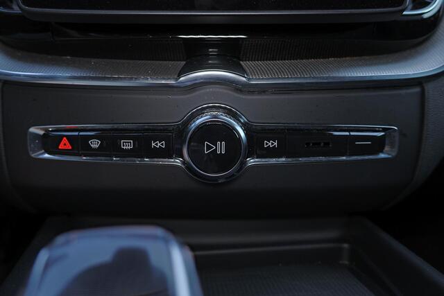 Volvo XC60 T6 Recharge AWD Plus Black Edition - Panorama/schuifdak - IntelliSafe Assist & Surround - 360º Camera - Harman Kardon audio - Adaptieve LED koplampen - Verwarmde voorstoelen, stuur & achterbank - Parkeersensoren voor & achter - Elektr. bedienb. voorstoele