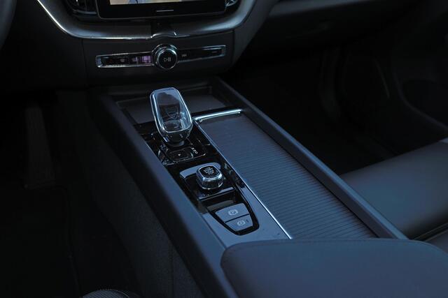 Volvo XC60 T6 Recharge AWD Plus Black Edition - Panorama/schuifdak - IntelliSafe Assist & Surround - 360º Camera - Harman Kardon audio - Adaptieve LED koplampen - Verwarmde voorstoelen, stuur & achterbank - Parkeersensoren voor & achter - Elektr. bedienb. voorstoele