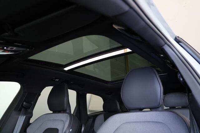 Volvo XC60 T6 Recharge AWD Plus Black Edition - Panorama/schuifdak - IntelliSafe Assist & Surround - 360º Camera - Harman Kardon audio - Adaptieve LED koplampen - Verwarmde voorstoelen, stuur & achterbank - Parkeersensoren voor & achter - Elektr. bedienb. voorstoele