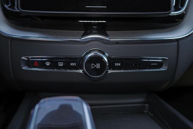 Volvo XC60 T6 Recharge AWD Plus Black Edition - Panorama/schuifdak - IntelliSafe Assist & Surround - 360º Camera - Harman Kardon audio - Adaptieve LED koplampen - Verwarmde voorstoelen, stuur & achterbank - Parkeersensoren voor & achter - Elektr. bedienb. voorstoele