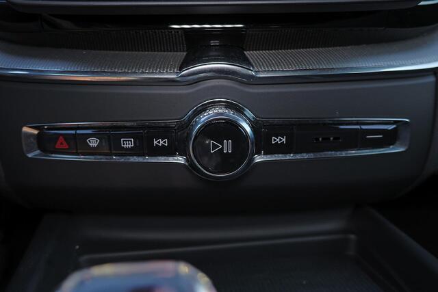 Volvo XC60 T6 Recharge AWD Plus Black Edition - Panorama/schuifdak - IntelliSafe Assist & Surround - 360º Camera - Harman Kardon audio - Adaptieve LED koplampen - Verwarmde voorstoelen, stuur & achterbank - Parkeersensoren voor & achter - Elektr. bedienb. voorstoele