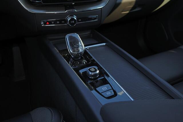 Volvo XC60 T6 Recharge AWD Plus Black Edition - Panorama/schuifdak - IntelliSafe Assist & Surround - 360º Camera - Harman Kardon audio - Adaptieve LED koplampen - Verwarmde voorstoelen, stuur & achterbank - Parkeersensoren voor & achter - Elektr. bedienb. voorstoele