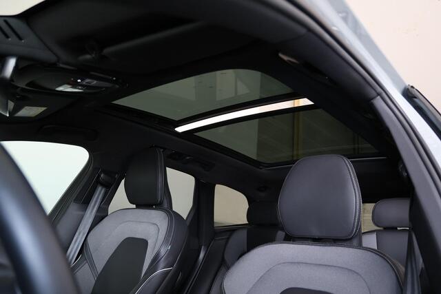 Volvo XC60 T6 Recharge AWD Plus Black Edition - Panorama/schuifdak - IntelliSafe Assist & Surround - 360º Camera - Harman Kardon audio - Adaptieve LED koplampen - Verwarmde voorstoelen, stuur & achterbank - Parkeersensoren voor & achter - Elektr. bedienb. voorstoele