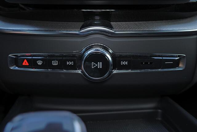 Volvo XC60 T6 Recharge AWD Plus Black Edition - Panorama/schuifdak - IntelliSafe Assist & Surround - 360º Camera - Harman Kardon audio - Adaptieve LED koplampen - Verwarmde voorstoelen, stuur & achterbank - Parkeersensoren voor & achter - Elektr. bedienb. voorstoele