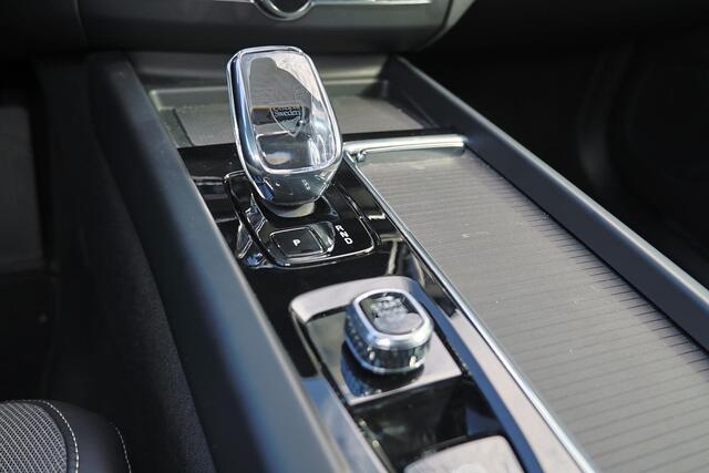 Volvo XC60 T6 Recharge AWD Ultra Black Edition - Panorama/schuifdak - IntelliSafe Assist & Surround - 360º Camera - Harman/Kardon audio - Adaptieve LED koplampen - Verwarmde voorstoelen, stuur & achterbank - Parkeersensoren voor & achter - Elektr. bedienb. voorstoel