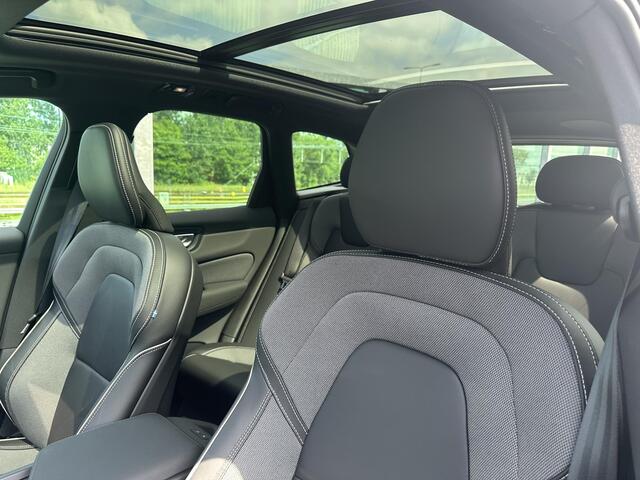 Volvo XC60 2.0 T8 Plug-in hybrid AWD Ultra Black Edition / Pano. dak / Head-up display / Elek. verstelbare stoelen / Voor+achter+stuur verwarmd / Harman kardon / 360 camera / BLIS / Seat memory /