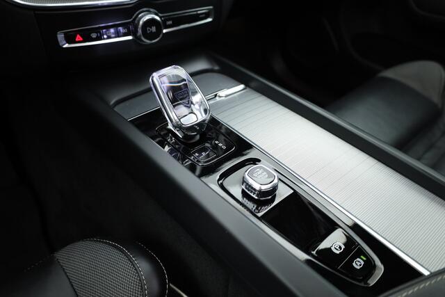Volvo XC60 2.0 T6 Plug-in hybrid AWD Ultimate Black Edition | Rijklaar!! | Pano | Adapt. Cruise | Memory | Stoel- Stuurverw. | 360cam | Keyless