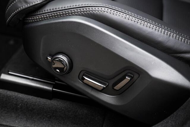 Volvo XC60 T8 Plug-in hybrid AWD Ultra Dark Exec. Ed. | Google | Long Range | Panoramadak | Bowers & Wilkins Audio | Massagefunctie | Keyless | Luchtvering | Stoelverwarming & Ventilatie | Head-Up Display | Getint Glas | Elek. Achterklep | Stuurverwarming | Memory | LED Koplampen | 22" LM