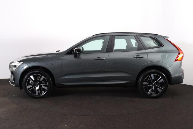 Volvo XC60 T6 Plug-in hybrid AWD Plus Dark - IntelliSafe Assist & Surround - Harman Kardon audio - Elektr. bedienbare voorstoelen met geheugen - Verwarmde voorstoelen, stuur & achterbank - Parkeercamera achter - Parkeersensoren voor & achter - Draadloze tel. lader - Extra getint glas - 19 inch LMV