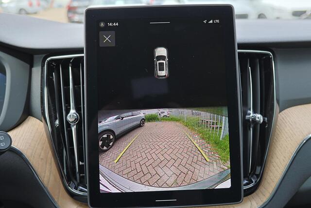 Volvo XC60 T6 Plug-in hybrid AWD Plus Dark - IntelliSafe Assist & Surround - Harman Kardon audio - Elektr. bedienbare voorstoelen met geheugen - Verwarmde voorstoelen, stuur & achterbank - Parkeercamera achter - Parkeersensoren voor & achter - Draadloze tel. lader - Extra getint glas - 19 inch LMV