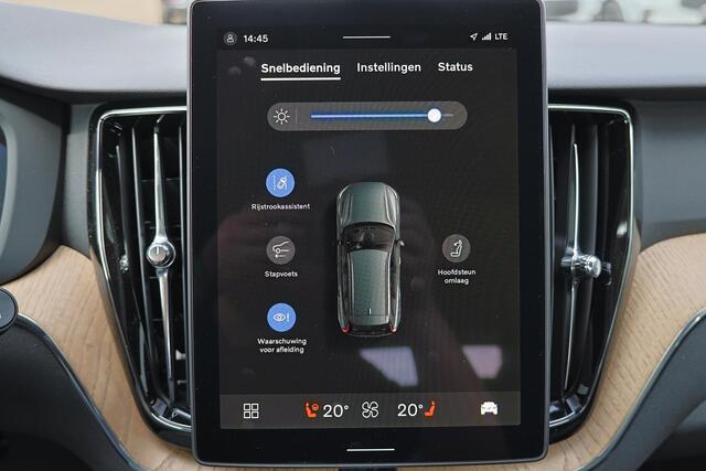 Volvo XC60 T6 Plug-in hybrid AWD Plus Dark - IntelliSafe Assist & Surround - Harman Kardon audio - Elektr. bedienbare voorstoelen met geheugen - Verwarmde voorstoelen, stuur & achterbank - Parkeercamera achter - Parkeersensoren voor & achter - Draadloze tel. lader - Extra getint glas - 19 inch LMV