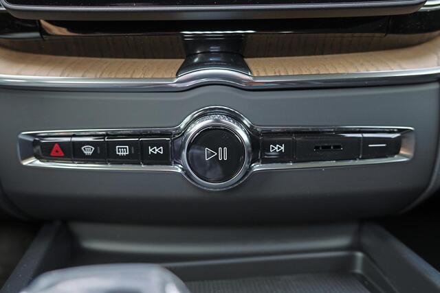 Volvo XC60 T6 Plug-in hybrid AWD Plus Dark - IntelliSafe Assist & Surround - Harman Kardon audio - Elektr. bedienbare voorstoelen met geheugen - Verwarmde voorstoelen, stuur & achterbank - Parkeercamera achter - Parkeersensoren voor & achter - Draadloze tel. lader - Extra getint glas - 19 inch LMV