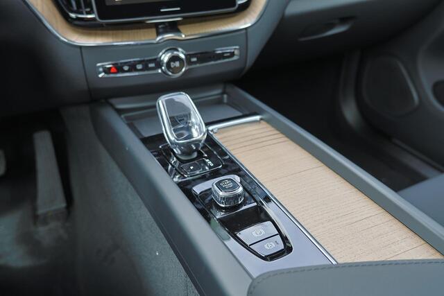 Volvo XC60 T6 Plug-in hybrid AWD Plus Dark - IntelliSafe Assist & Surround - Harman Kardon audio - Elektr. bedienbare voorstoelen met geheugen - Verwarmde voorstoelen, stuur & achterbank - Parkeercamera achter - Parkeersensoren voor & achter - Draadloze tel. lader - Extra getint glas - 19 inch LMV