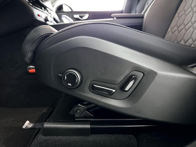 Volvo XC60 T6 Plug-in hybrid AWD Ultra Dark | Panoramadak | 360° camera | Head-up display | Luchtvering | Harman Kardon | Stoel- en stuurverwarming | Trekhaak