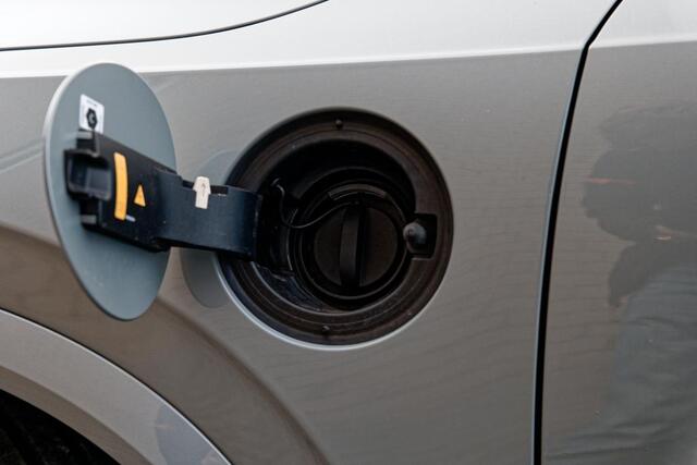 Volvo XC90 2.0 T8 Recharge AWD Plus Dark Luchtvering, Panoramadak, H/K Geluidsinstallatie. Vapour Grey
