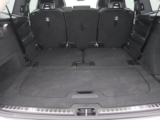 Volvo XC90 2.0 T8 Plug-in hybrid AWD Ultra Dark 455PK AUT. Pano-Schuifdak, Harman-Kardon Audio, Head-Up Display, Stoelverwarming/koeling/massage, Alarm, Adaptieve Cruise, Side Assist, Navi, Four-C Chassis, Trekhaak, 22" LM Velgen