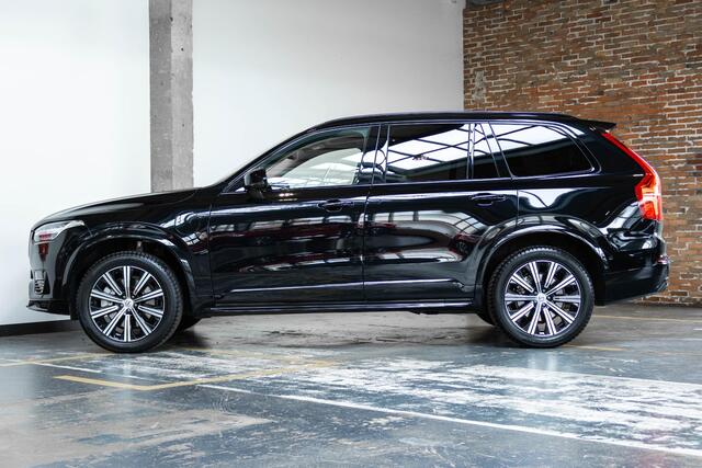 Volvo XC90 2.0 T8 Plug-in hybrid AWD Ultra Dark | Nappa lederen bekleding | Bowers & Wilkins premium audio | 22" Lichtmetalen velgen | 360° parkeercamera | Stoelverwarming | Parkeersensoren voor + achter | Luchtvering | Wegklapbare trekhaak | Massage functie in voor