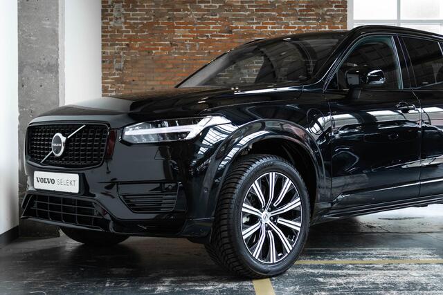 Volvo XC90 2.0 T8 Plug-in hybrid AWD Ultra Dark | Nappa lederen bekleding | Bowers & Wilkins premium audio | 22" Lichtmetalen velgen | 360° parkeercamera | Stoelverwarming | Parkeersensoren voor + achter | Luchtvering | Wegklapbare trekhaak | Massage functie in voor