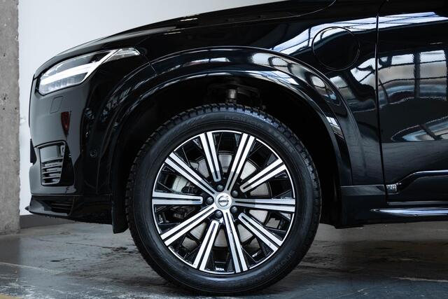 Volvo XC90 2.0 T8 Plug-in hybrid AWD Ultra Dark | Nappa lederen bekleding | Bowers & Wilkins premium audio | 22" Lichtmetalen velgen | 360° parkeercamera | Stoelverwarming | Parkeersensoren voor + achter | Luchtvering | Wegklapbare trekhaak | Massage functie in voor