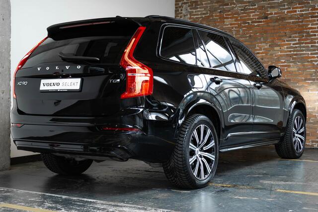 Volvo XC90 2.0 T8 Plug-in hybrid AWD Ultra Dark | Nappa lederen bekleding | Bowers & Wilkins premium audio | 22" Lichtmetalen velgen | 360° parkeercamera | Stoelverwarming | Parkeersensoren voor + achter | Luchtvering | Wegklapbare trekhaak | Massage functie in voor