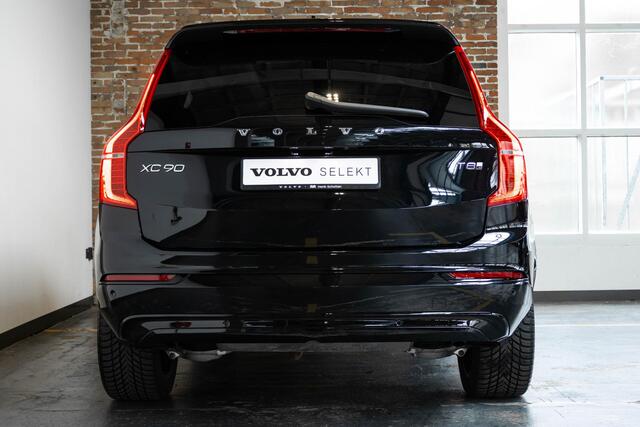 Volvo XC90 2.0 T8 Plug-in hybrid AWD Ultra Dark | Nappa lederen bekleding | Bowers & Wilkins premium audio | 22" Lichtmetalen velgen | 360° parkeercamera | Stoelverwarming | Parkeersensoren voor + achter | Luchtvering | Wegklapbare trekhaak | Massage functie in voor