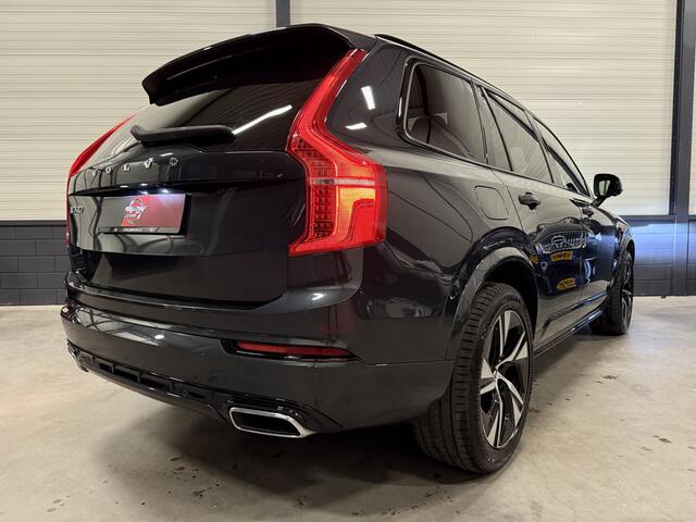 Volvo XC90 T8 Twin Engine AWD R-Design PANO/LUCHTVERING/TREKHAAK/H&K/MASSAGE+VENTILATIE/360CAMERA/20"/PILOT-ASSIST/ACC/KEYLESS/PRIVACY/SAVILE-GREY/VOLLEDIG VOLVO DEALER ONDERHOUD