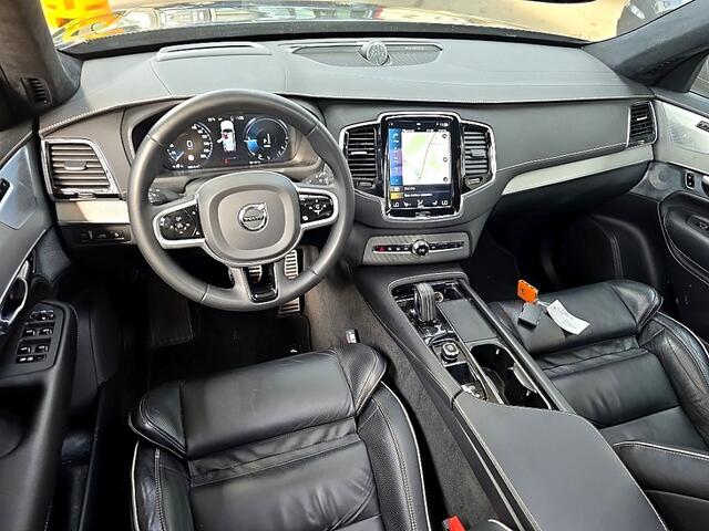 Volvo XC90 2.0 T8 Long Range AWD 335kW/455pk Aut8 Recharge R-Design 7P LUCHTVERING + BOWERS&WILKINS + EL. TREKHAAK + PANORAMADAK + LEDER + HEAD-UP + STOEL-&STUURVERWARMING + LEDEREN DASHBOARD + 360 CAMERA + ACHTERBANKVERWARMING + PARKSENSOREN + 22" LM-VELGEN!!