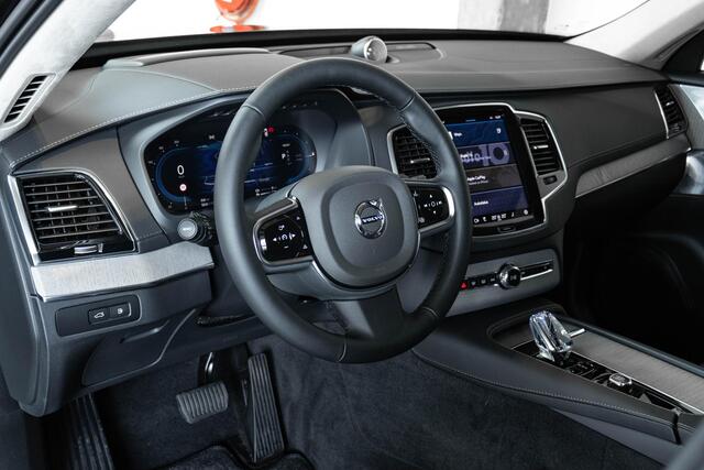 Volvo XC90 2.0 T8 Plug-in hybrid AWD Ultra Dark | Nappa lederen bekleding | Bowers & Wilkins premium audio | 22" Lichtmetalen velgen | 360° parkeercamera | Stoelverwarming | Parkeersensoren voor + achter | Luchtvering | Wegklapbare trekhaak | Massage functie in voor