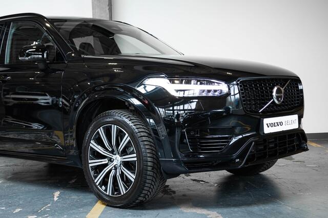 Volvo XC90 2.0 T8 Plug-in hybrid AWD Ultra Dark | Nappa lederen bekleding | Bowers & Wilkins premium audio | 22" Lichtmetalen velgen | 360° parkeercamera | Stoelverwarming | Parkeersensoren voor + achter | Luchtvering | Wegklapbare trekhaak | Massage functie in voor