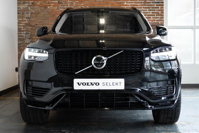 Volvo XC90 2.0 T8 Plug-in hybrid AWD Ultra Dark | Nappa lederen bekleding | Bowers & Wilkins premium audio | 22" Lichtmetalen velgen | 360° parkeercamera | Stoelverwarming | Parkeersensoren voor + achter | Luchtvering | Wegklapbare trekhaak | Massage functie in voor