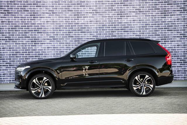 Volvo XC90 B5 AWD R-Design | GRIJS KENTEKEN | Luchtvering | Navi | Trekhaak | Head-up Display | Schuif-/Kanteldak | Elek. Stoelen | DAB+ radio | Adaptive Cruise | Memory | Camera | Lederen Bekleding | Zitverlenging | Getint Glas | Elek. Achterklep