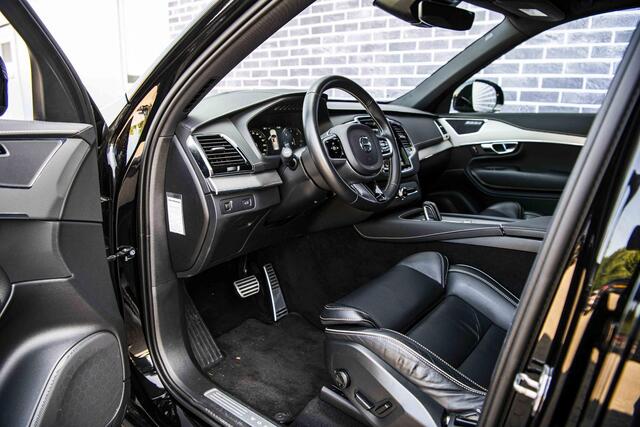 Volvo XC90 B5 AWD R-Design | GRIJS KENTEKEN | Luchtvering | Navi | Trekhaak | Head-up Display | Schuif-/Kanteldak | Elek. Stoelen | DAB+ radio | Adaptive Cruise | Memory | Camera | Lederen Bekleding | Zitverlenging | Getint Glas | Elek. Achterklep