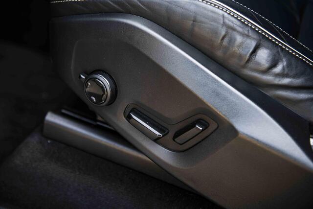 Volvo XC90 B5 AWD R-Design | GRIJS KENTEKEN | Luchtvering | Navi | Trekhaak | Head-up Display | Schuif-/Kanteldak | Elek. Stoelen | DAB+ radio | Adaptive Cruise | Memory | Camera | Lederen Bekleding | Zitverlenging | Getint Glas | Elek. Achterklep