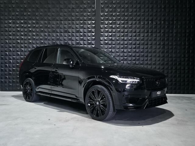Volvo XC90 2.0 T8 Recharge AWD R-Design | All Black | Cognac Leer | H&K | HUD | Pano | BLIS | Trekh. |