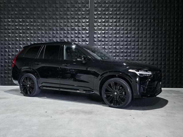 Volvo XC90 2.0 T8 Recharge AWD R-Design | All Black | Cognac Leer | H&K | HUD | Pano | BLIS | Trekh. |