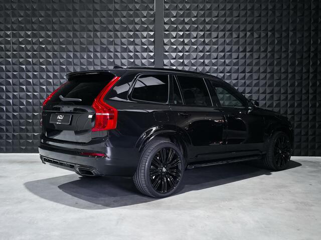Volvo XC90 2.0 T8 Recharge AWD R-Design | All Black | Cognac Leer | H&K | HUD | Pano | BLIS | Trekh. |