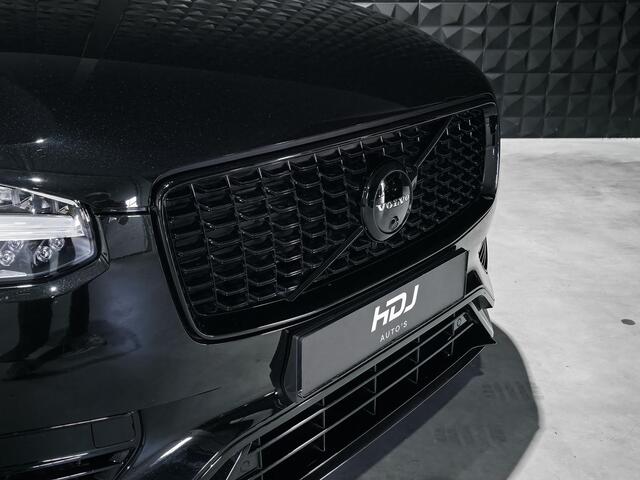 Volvo XC90 2.0 T8 Recharge AWD R-Design | All Black | Cognac Leer | H&K | HUD | Pano | BLIS | Trekh. |