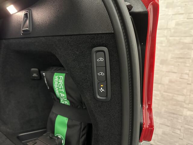 Volvo XC90 2.0 T8 AWD Plus Dark | Luchtvering | Panorama | 360 Camera | Trekhaak | Pilot-Assist | ACC | Leder | Memory | Harman-Kardon | BLIS | Sportstoelen | Stoelverwarming V+A | Suurverwarming | Keyless-Entry | Standkachel | Full-LED | Zonwering | Getint Glas | B