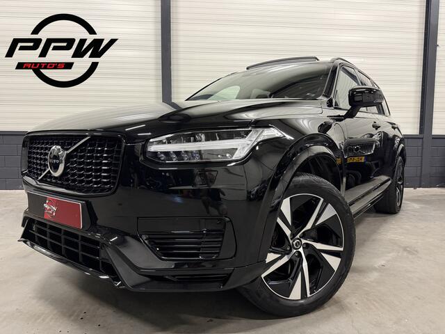 Volvo XC90 T8 Recharge AWD R-Design BLACK LONG RANGE PANO/TREKHAAK/ALCANTARA-LEER/H&K/CAMERA/MEMORY/ACC/PILOT-ASSIST/20"LMV/NET OH BEURT GEHAD BIJ VOLVO, AUTO VERKEERT IN ABSOLUTE NIEUWSTAAT