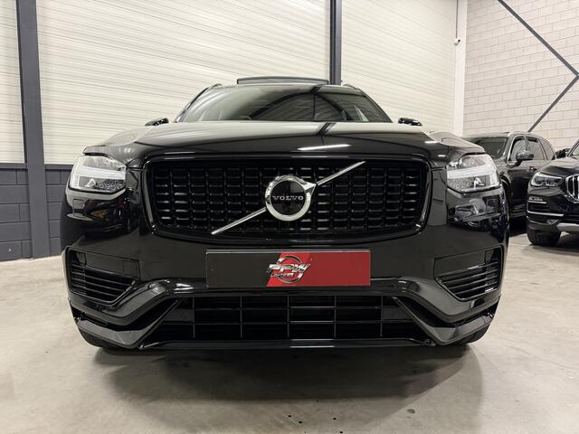 Volvo XC90 T8 Recharge AWD R-Design BLACK LONG RANGE PANO/TREKHAAK/ALCANTARA-LEER/H&K/CAMERA/MEMORY/ACC/PILOT-ASSIST/20"LMV/NET OH BEURT GEHAD BIJ VOLVO, AUTO VERKEERT IN ABSOLUTE NIEUWSTAAT