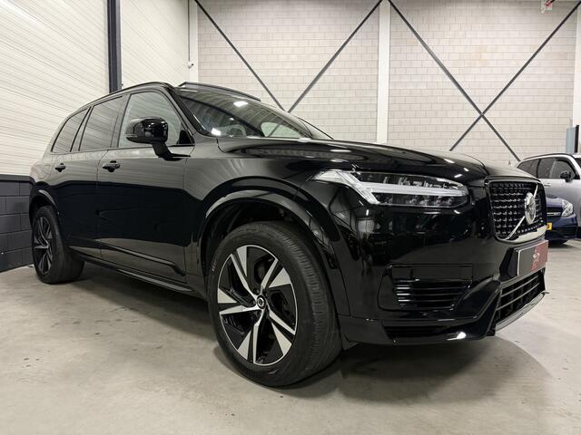 Volvo XC90 T8 Recharge AWD R-Design BLACK LONG RANGE PANO/TREKHAAK/ALCANTARA-LEER/H&K/CAMERA/MEMORY/ACC/PILOT-ASSIST/20"LMV/NET OH BEURT GEHAD BIJ VOLVO, AUTO VERKEERT IN ABSOLUTE NIEUWSTAAT